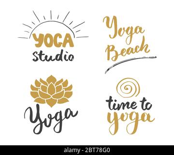 Set di etichette disegnate a mano Yoga. Lettere calligrafiche con elementi a doodle di schizzo. Illustrazione vettoriale. Illustrazione Vettoriale