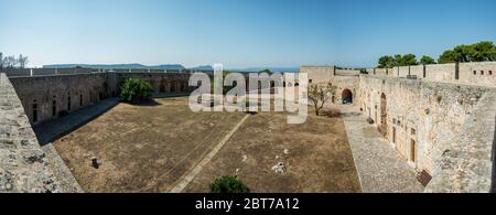 Niokastro, Neokastro o la Fortezza dei Pylos di New Navarino a Pylos diverse vedute delle spesse mura della roccaforte costruita nel 1573 Foto Stock