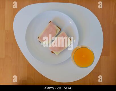 piatto per la colazione con succo d'arancia sul tavolo Foto Stock