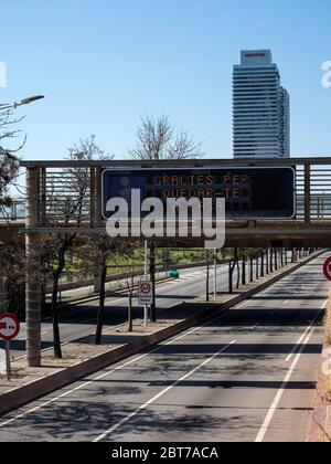 Cartello di transito 'Thank you for staying home' Ronda Litoral. Strade di Barcellona vuote durante lo stato di allarme per pandemia di coronavirus. Foto Stock