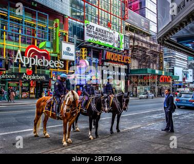 New York City, USA, 2019 maggio, American Horse Police sulla 42nd st tra l'8th e 7th Avenue Foto Stock