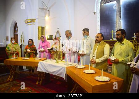 Peshawar, Pakistan. 22 maggio 2020. Chiesa del Pakistan il Vescovo Sarfraz Humphrey Peter pregerà per i martiri della tragedia di Karachi nella Chiesa di Kent sabato alle 14 e accenderà le candele in memoria dei martiri. (Foto di Hussain Ali/Pacific Press) Credit: Pacific Press Agency/Alamy Live News Foto Stock