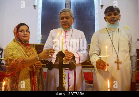 Peshawar, Pakistan. 22 maggio 2020. Chiesa del Pakistan il Vescovo Sarfraz Humphrey Peter pregerà per i martiri della tragedia di Karachi nella Chiesa di Kent sabato alle 14 e accenderà le candele in memoria dei martiri. (Foto di Hussain Ali/Pacific Press) Credit: Pacific Press Agency/Alamy Live News Foto Stock