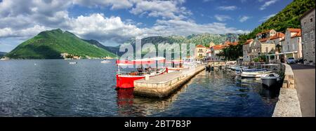 Vista mattutina del Porto nello splendido Villaggio di Perast situato a Kotor Bay, Montenegro Foto Stock