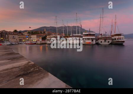 Vista del porto di Korcula, Città di Korcula, Korcula, Dalmazia, Croazia, Europa Foto Stock