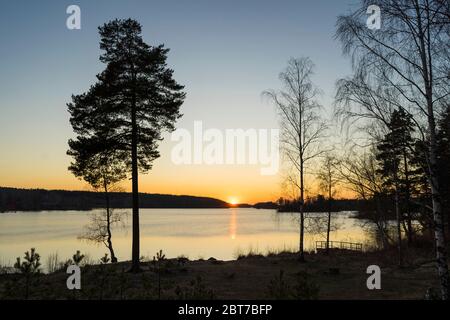 Bella natura e paesaggio foto della Svezia. Bella, calma, immagine pacifica del tramonto di primavera in Scandinavia all'aperto con lago. Foto Stock