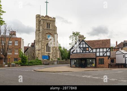 Chiesa di San Giovanni Battista visto da High Street, Pinner, Middlesex, Inghilterra, Regno Unito Foto Stock