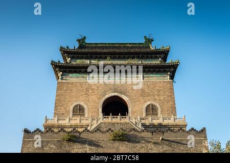 Campanile a Pechino, Cina, costruito nel 1272 durante la dinastia Yuan. Famoso punto di riferimento di Pechino. Foto Stock