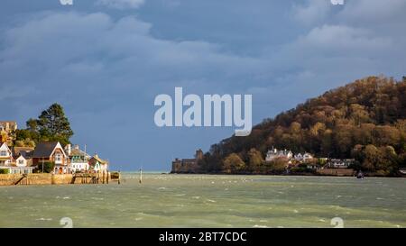 La foce del fiume Dart a Kingswear e Dartmouth con una tempesta invernale in avvicinamento, Devon, Inghilterra Foto Stock