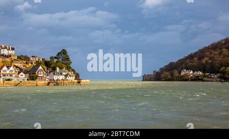 La foce del fiume Dart a Kingswear e Dartmouth con una tempesta invernale in avvicinamento, Devon, Inghilterra Foto Stock