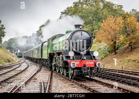 BR 'B1' 4-6-0 No. 61306 'Mayflower' arriva alla stazione di Horsted Keynes sulla linea ferroviaria Bluebell durante il loro gala a vapore d'autunno Foto Stock