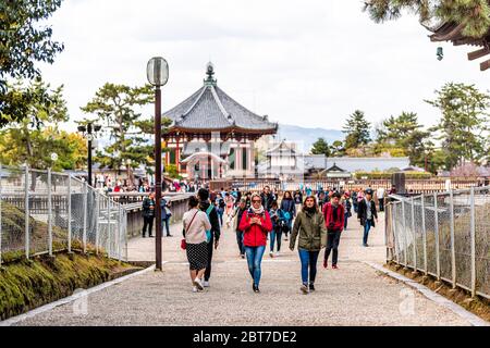 Nara, Giappone - 14 aprile 2019: Persone molti turisti a piedi con la facciata pagoda del tempio Kofuku-ji in città Foto Stock