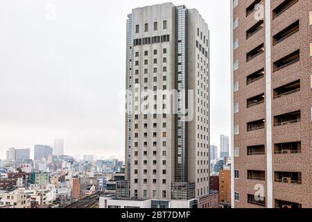 Tokyo, Giappone - 30 Marzo 2019: Shinjuku, Tokyo torri grattacieli skyline città con appartamenti edifici zona residenziale in un giorno grigio nuvoloso Foto Stock