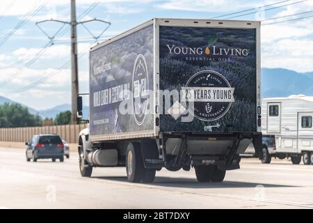 American Fork, USA - 29 luglio 2019: Young Living Essential Oils business azienda consegna camion segno vicino magazzino sulla strada statale in Utah automobili in tr Foto Stock