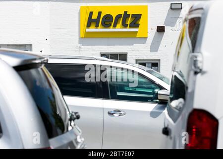 Un cartello con il logo all'esterno di una sede di noleggio auto Hertz a Silver Spring, Maryland, il 23 maggio 2020. Foto Stock