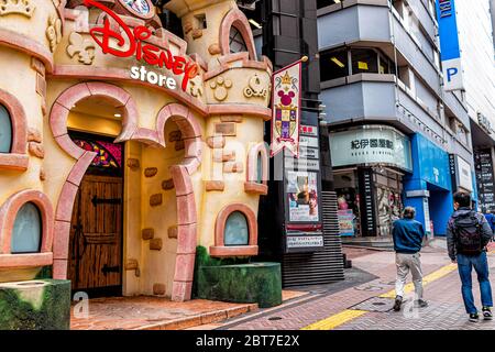 Tokyo, Giappone - 28 Marzo 2019: Quartiere cittadino del centro di Shibuya Ward con segni e architettura colorata per il negozio Disney durante il giorno sulla gente di strada Foto Stock