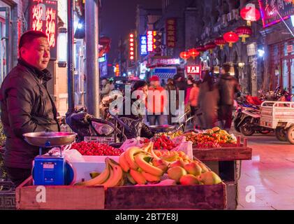 Pechino / Cina - 25 marzo 2015: Venditori di strada che vendono frutta in vecchia strada storica Qianmen a Pechino, Cina Foto Stock