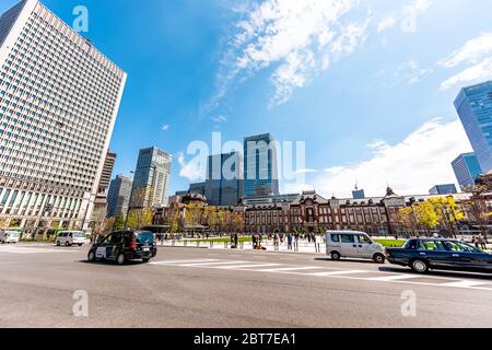 Tokyo, Giappone - 1 aprile 2018: Principale stazione centrale di Tokyo edificio vista grandangolare in centro con auto sul traffico stradale da grattacieli moderno c Foto Stock