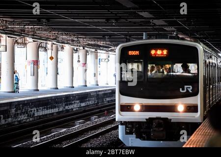 Utsunomiya, Giappone - 5 aprile 2019: Binario della stazione ferroviaria e linea locale per Nikko segno con molte persone in veicolo e segno JR Foto Stock