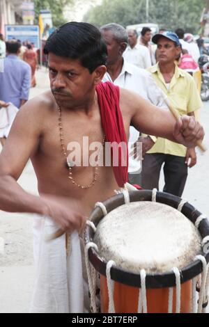 Chenda Melam - Kerala Musica tradizionale, batteristi del Kerala, (Musici del tempio suonando con i tamburi tradizionali), Artisti in Tempio (Foto © Saji Maramon) Foto Stock