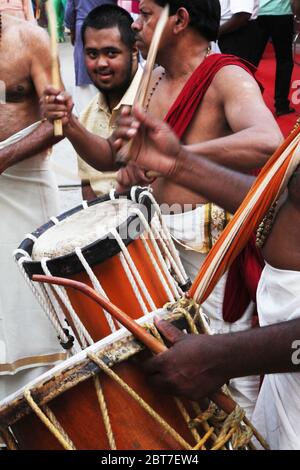 Chenda Melam - Kerala Musica tradizionale, batteristi del Kerala, (Musici del tempio suonando con i tamburi tradizionali), Artisti in Tempio (Foto © Saji Maramon) Foto Stock