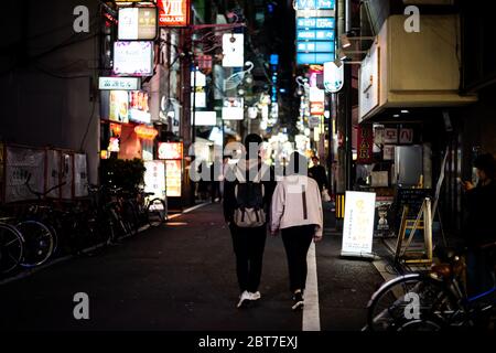 Osaka, Giappone - 13 aprile 2019: Via Minami Namba in serata notte oscura e insegne illuminate di edificio al neon con famosi vicoli stretti e persone Foto Stock