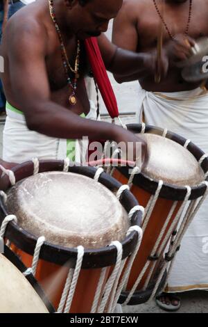 Chenda Melam - Kerala Musica tradizionale, batteristi del Kerala, (Musici del tempio suonando con i tamburi tradizionali), Artisti in Tempio (Foto © Saji Maramon) Foto Stock