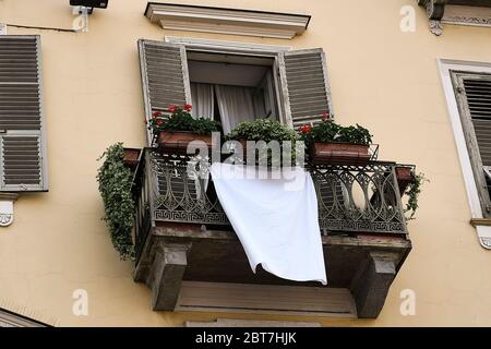 Torino, Italia. 23 maggio 2020. TORINO - 23 maggio 2020: Fogli bianchi su un balcone in occasione del 28° anniversario dell'attentato di capacità. Il bombardamento di Capaci fu un attacco terroristico della mafia siciliana che uccise il 23 maggio 1992 il giudice Giovanni Falcone, la moglie, il giudice Francesca Morvillo e altre tre persone della scorta del giudice. (Foto di Nicolò campo/Sipa USA) Credit: Sipa USA/Alamy Live News Foto Stock