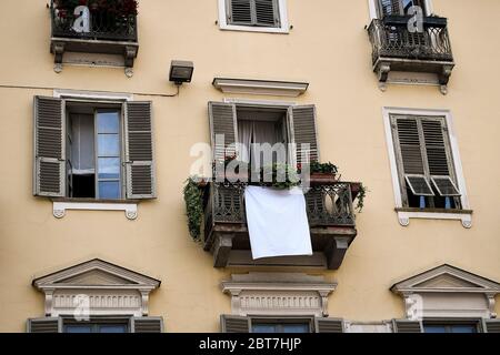 Torino, Italia. 23 maggio 2020. TORINO - 23 maggio 2020: Fogli bianchi su un balcone in occasione del 28° anniversario dell'attentato di capacità. Il bombardamento di Capaci fu un attacco terroristico della mafia siciliana che uccise il 23 maggio 1992 il giudice Giovanni Falcone, la moglie, il giudice Francesca Morvillo e altre tre persone della scorta del giudice. (Foto di Nicolò campo/Sipa USA) Credit: Sipa USA/Alamy Live News Foto Stock