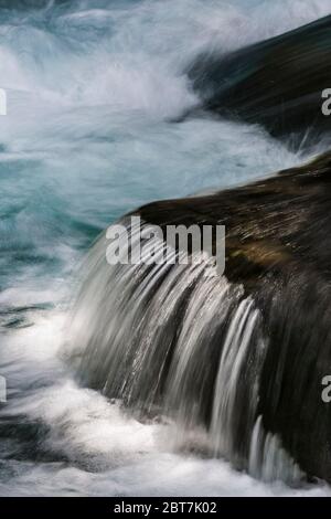 Piccola cascata lungo il fiume Dungeness in, vicino al Upper Dungeness Trail nella Olympic National Forest, Olympic Peninsula, Washington state, USA Foto Stock