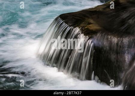 Piccola cascata lungo il fiume Dungeness in, vicino al Upper Dungeness Trail nella Olympic National Forest, Olympic Peninsula, Washington state, USA Foto Stock