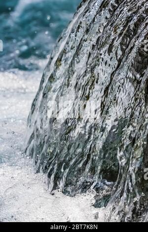 Piccola cascata lungo il fiume Dungeness in, vicino al Upper Dungeness Trail nella Olympic National Forest, Olympic Peninsula, Washington state, USA Foto Stock