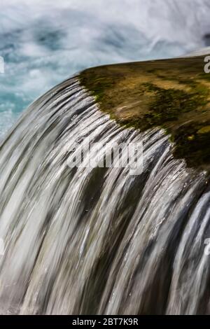 Piccola cascata lungo il fiume Dungeness in, vicino al Upper Dungeness Trail nella Olympic National Forest, Olympic Peninsula, Washington state, USA Foto Stock