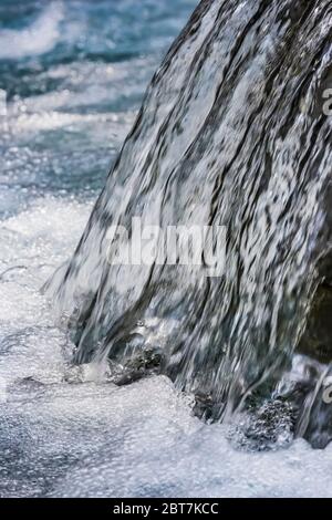 Piccola cascata lungo il fiume Dungeness in, vicino al Upper Dungeness Trail nella Olympic National Forest, Olympic Peninsula, Washington state, USA Foto Stock