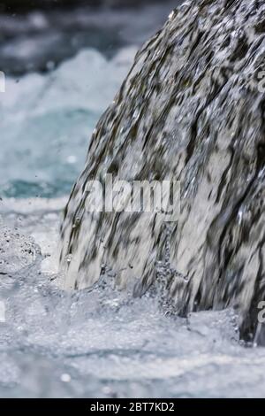 Piccola cascata lungo il fiume Dungeness in, vicino al Upper Dungeness Trail nella Olympic National Forest, Olympic Peninsula, Washington state, USA Foto Stock