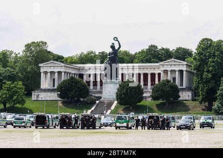 Monaco, Baviera, Germania. 23 maggio 2020. L'edificio bavarese con la polizia si è schierato di fronte. Dopo giorni di contrattazioni con il Kreisverwaltungsreferat di Monaco, Gli organizzatori della cosiddetta "Hygiene Demo" di Monaco sono stati nuovamente autorizzati per 1,000 partecipanti distanziati all'interno dell'area demo solo ad avere downpoours torrenziali e vento pericoloso causa una cancellazione per i 500 che sono arrivati.inoltre criticato dai politici, i gruppi civici e gli operatori sanitari sono le parole di 'no violence' per la demo precedente come un segno di successo, mentre circa 2,500 un Foto Stock