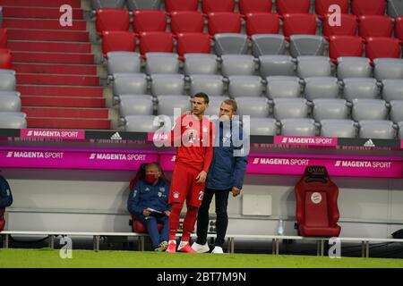 Monaco, Germania. 23 maggio 2020. Primo, calcio: 23.05.2020 1.Bundesliga, stagione 19/20 2019/2020 27. giorno: FC BAYERN MUNCHEN - EINTRACHT FRANKFURT Harsi FLICK, allenatore, FC Bayern Monaco, con, e, Lucas HERNANDEZ | utilizzo nel mondo Credit: dpa/Alamy Live News Foto Stock