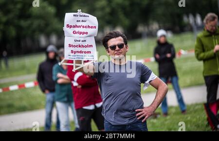 Monaco, Baviera, Germania. 23 maggio 2020. Un dimostratore a Monaco, in Germania, che crede che il Coronavirus sia l'influenza spagnola e che stiamo soffrendo con il Syndrom di Stoccolma a causa delle restrizioni. Dopo giorni di contrattazioni con il Kreisverwaltungsreferat di Monaco, Gli organizzatori della cosiddetta "Hygiene Demo" di Monaco sono stati nuovamente autorizzati per 1,000 partecipanti distanziati all'interno dell'area demo solo per avere downpoours torrenziali e pericolosi venti causa una cancellazione per il 500 che è arrivato.ulteriormente criticato da politici, gruppi civili e operatori sanitari Foto Stock