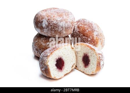 Ciambelle appena sfornate farcite con marmellata di fragole isolate su bianco Foto Stock