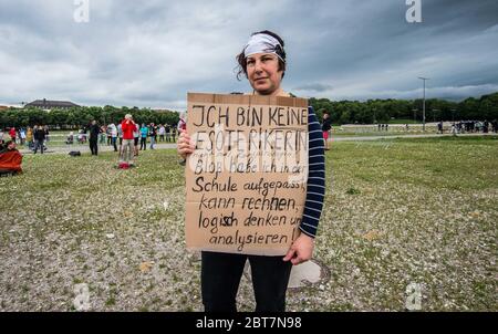 Monaco, Baviera, Germania. 23 maggio 2020. Un dimostratore a Monaco contro le misure anti-coronavirus afferma: "Non sono un esoterico". Negli anni passati, la donna era una dimostratrice di Pegida. Dopo giorni di contrattazioni con il Kreisverwaltungsreferat di Monaco, Gli organizzatori della cosiddetta "Hygiene Demo" di Monaco sono stati nuovamente autorizzati per 1,000 partecipanti distanziati all'interno dell'area demo solo per avere downpoours torrenziali e pericolosi venti causa una cancellazione per il 500 che è arrivato.ulteriormente criticato da politici, gruppi civili e operatori sanitari sono Foto Stock