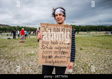 Monaco, Baviera, Germania. 23 maggio 2020. Un dimostratore a Monaco contro le misure anti-coronavirus afferma: "Non sono un esoterico". Negli anni passati, la donna era una dimostratrice di Pegida. Dopo giorni di contrattazioni con il Kreisverwaltungsreferat di Monaco, Gli organizzatori della cosiddetta "Hygiene Demo" di Monaco sono stati nuovamente autorizzati per 1,000 partecipanti distanziati all'interno dell'area demo solo per avere downpoours torrenziali e pericolosi venti causa una cancellazione per il 500 che è arrivato.ulteriormente criticato da politici, gruppi civili e operatori sanitari sono Foto Stock