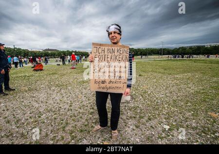 Monaco, Baviera, Germania. 23 maggio 2020. Un dimostratore a Monaco contro le misure anti-coronavirus afferma: "Non sono un esoterico". Negli anni passati, la donna era una dimostratrice di Pegida. Dopo giorni di contrattazioni con il Kreisverwaltungsreferat di Monaco, Gli organizzatori della cosiddetta "Hygiene Demo" di Monaco sono stati nuovamente autorizzati per 1,000 partecipanti distanziati all'interno dell'area demo solo per avere downpoours torrenziali e pericolosi venti causa una cancellazione per il 500 che è arrivato.ulteriormente criticato da politici, gruppi civili e operatori sanitari sono Foto Stock