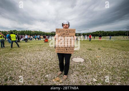 Monaco, Baviera, Germania. 23 maggio 2020. Un dimostratore a Monaco contro le misure anti-coronavirus afferma: "Non sono un esoterico". Negli anni passati, la donna era una dimostratrice di Pegida. Dopo giorni di contrattazioni con il Kreisverwaltungsreferat di Monaco, Gli organizzatori della cosiddetta "Hygiene Demo" di Monaco sono stati nuovamente autorizzati per 1,000 partecipanti distanziati all'interno dell'area demo solo per avere downpoours torrenziali e pericolosi venti causa una cancellazione per il 500 che è arrivato.ulteriormente criticato da politici, gruppi civili e operatori sanitari sono Foto Stock
