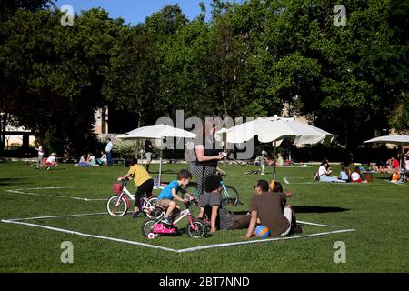 Cascais, Portogallo. 23 maggio 2020. La gente gode del sole mentre si siede in parecchie zone squadrate-fuori create dal comune per assicurare la distanza sociale nel parco di Alagoa durante la pandemia di Coronavirus COVID-19 a Cascais, Portogallo, il 23 maggio 2020. Il comune di Cascais ha implementato in diversi parchi cittadini l'iniziativa 'Summer nel Parco' che mira ad alleviare la pressione sulle spiagge. Credit: Pedro Feuza/ZUMA Wire/Alamy Live News Foto Stock