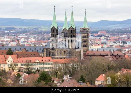 Vista sulle quattro torri della Cattedrale di Bamberga (Bamberger Dom). Visto dalla distanza. Edificio medievale che combina elementi gotici e romanici. Foto Stock