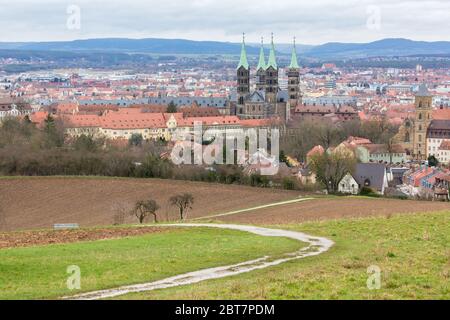 Paesaggio urbano di Bamberga - dominato dalla famosa cattedrale (Bamberger Dom). Foto Stock