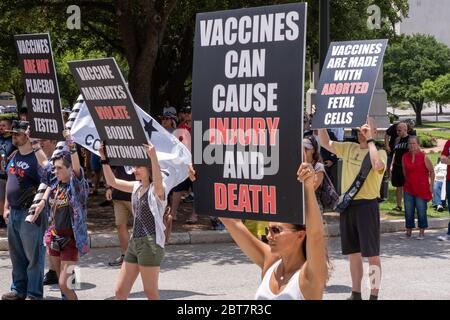 Austin, Stati Uniti. 23 maggio 2020. I manifestanti anti anti anti anti-vaccinazione partecipano al Texas Freedom Rally tenutosi sabato presso il palazzo del Campidoglio. Il raduno ha tenuto discorsi sulla difesa delle libertà civili texane. NOTIZIE dal vivo SU JORDAN SIGLER/Alamy Foto Stock