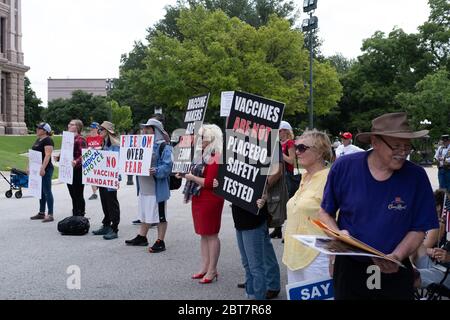 Austin, Stati Uniti. 23 maggio 2020. Molte persone presenti al Texas Freedom Rally hanno tenuto i segni al Capitol Sabato. Segni promuove sentimenti come sas il diritto di non ricevere una vaccinazione per la promozione della droga idrossiclorochina. NOTIZIE dal vivo SU JORDAN SIGLER/Alamy Foto Stock