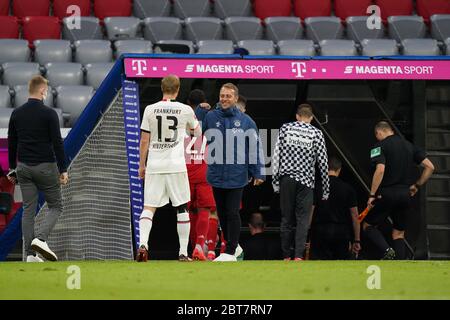 Monaco, Germania. 23 maggio 2020. Primo, calcio: 23.05.2020 1.Bundesliga, stagione 19/20 2019/2020 27. giorno: FC BAYERN MUNCHEN - EINTRACHT FRANKFURT Coach, von, FC Bayern Monaco, Hansi FLICK, con, e, Martin HINTEREGGER | Usage worldwide Credit: dpa/Alamy Live News Foto Stock