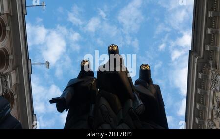 26 aprile 2018 Vilnius, Lituania, scultura tre muse all'ingresso del Teatro Nazionale di Drama di Vilnius. Foto Stock